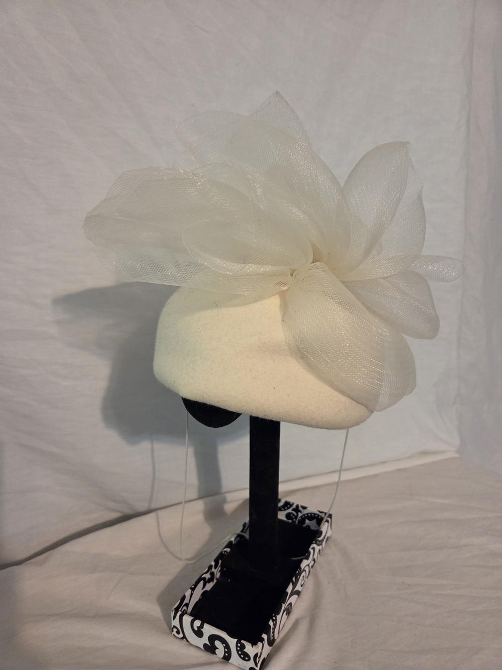 Women’s Cream Fascinator Hat with Mesh Bow